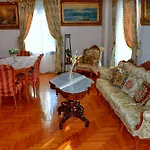Rodon Manor Apartment *