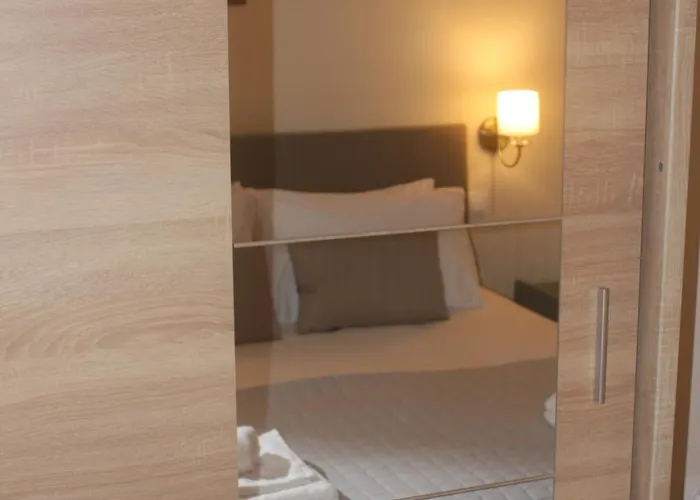 Rodon Manor Apartment